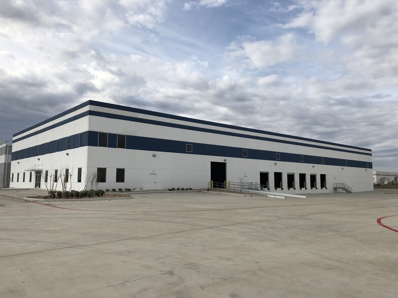 More Photos Of 22745 NW Lake Dr, Houston Distribution For Lease