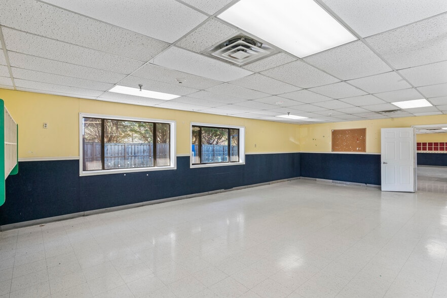 More Photos Of 211 Edds Ln, Sterling Schools For Sale