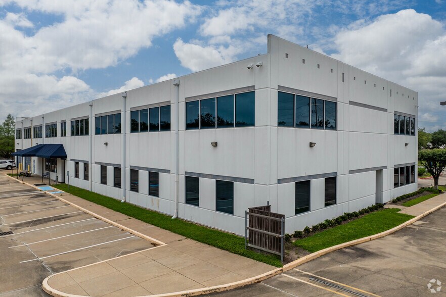 More Photos Of 12535 Reed Rd, Sugar Land Light Distribution For Lease