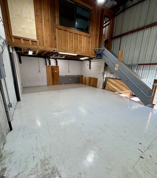 More Photos Of 111 Stanford Ave, Half Moon Bay Warehouse For Lease