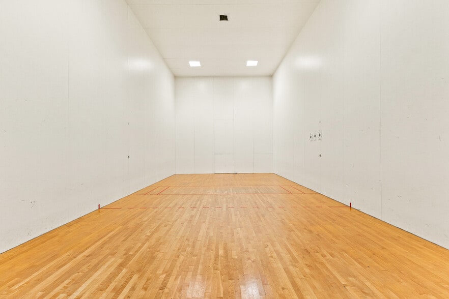 More Photos Of 309 E Springbrook Dr, Johnson City Flex For Lease