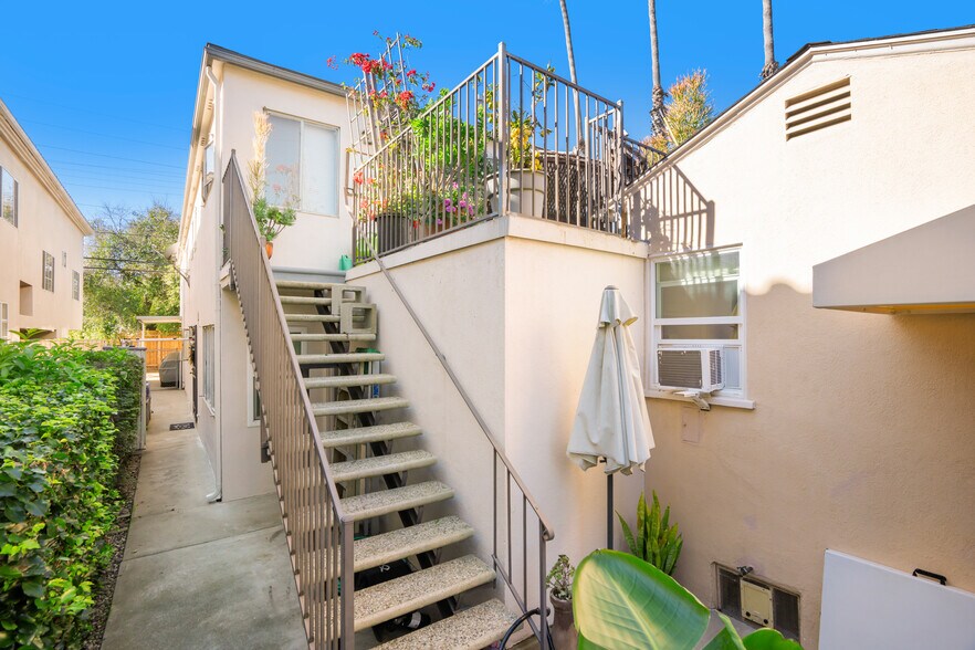 More Photos Of 2332 20th St, Santa Monica Apartments For Sale