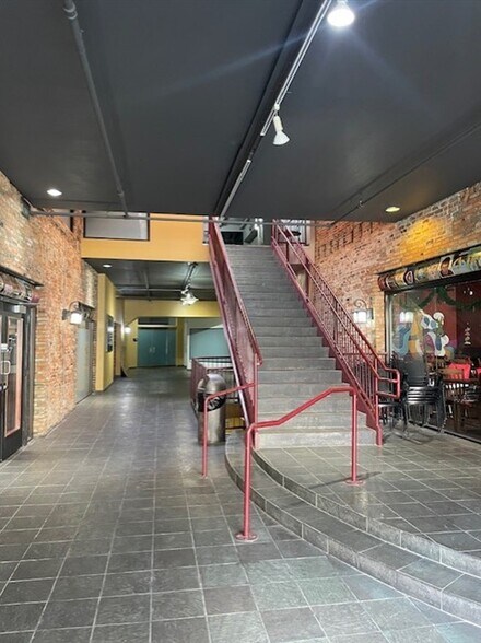 More Photos Of 7 N Saginaw St, Pontiac Office For Lease