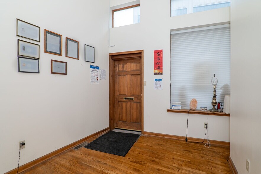 More Photos Of 46 Columbia St, Albany Office For Sale