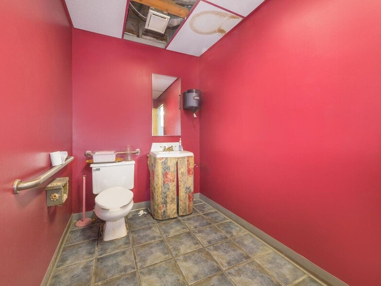 More Photos Of 600 N Clark St, Albion Auto Dealership For Sale