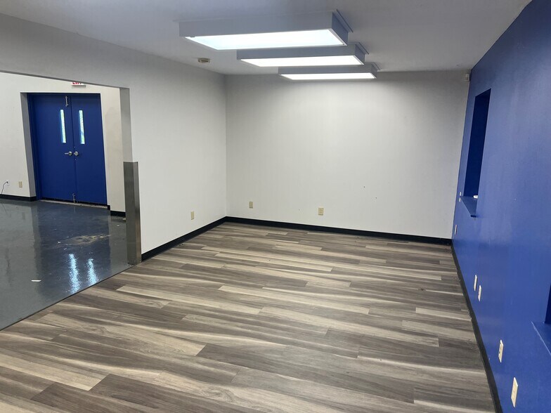 More Photos Of 1000 Kramer St, South Charleston Service For Lease