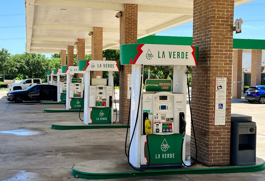 More Photos Of 2002 State Highway 66, Garland Service Station For Sale