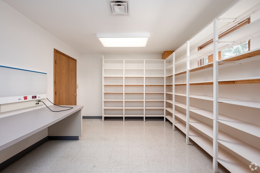 More Photos Of 1515 S 19th St, Elwood Office For Sale