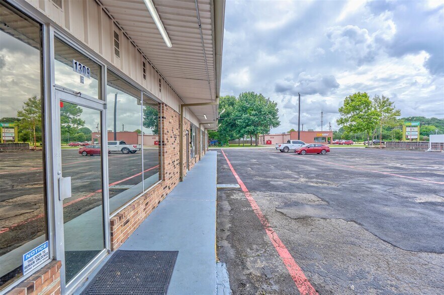 More Photos Of 1301-1309 Sandy Ln, Baytown General Retail For Sale