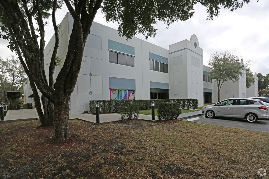More Photos Of 10400 NW 33rd St, Miami Warehouse For Lease