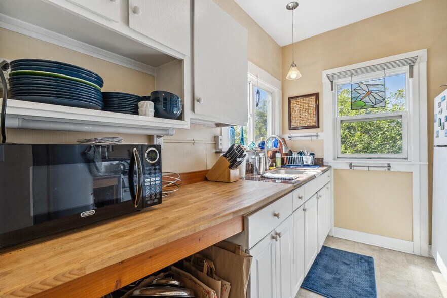 More Photos Of 1019 E 33rd St, Oakland Apartments For Sale