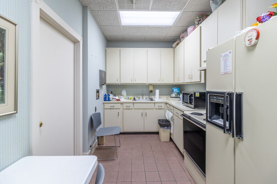 More Photos Of 1421 Ross Dr, Dalton Office For Sale