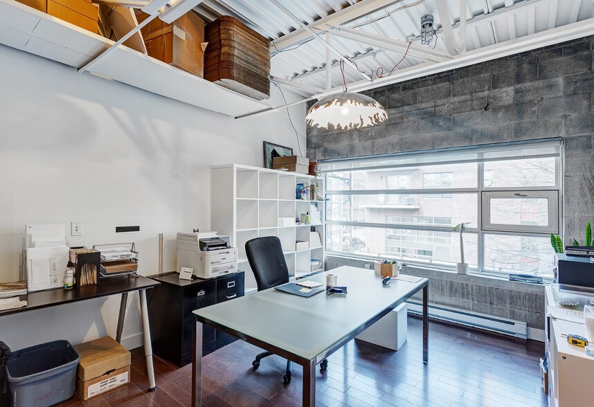 More Photos Of 7049 Rue Saint-Urbain, Montréal Showroom For Sale