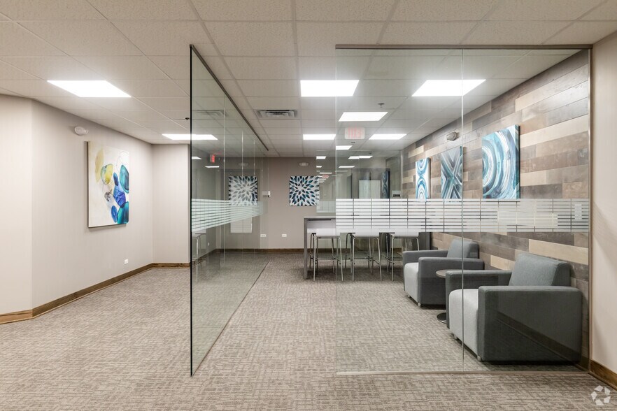 More Photos Of 240-292 Town Center Ln, Glendale Heights Unknown For Lease