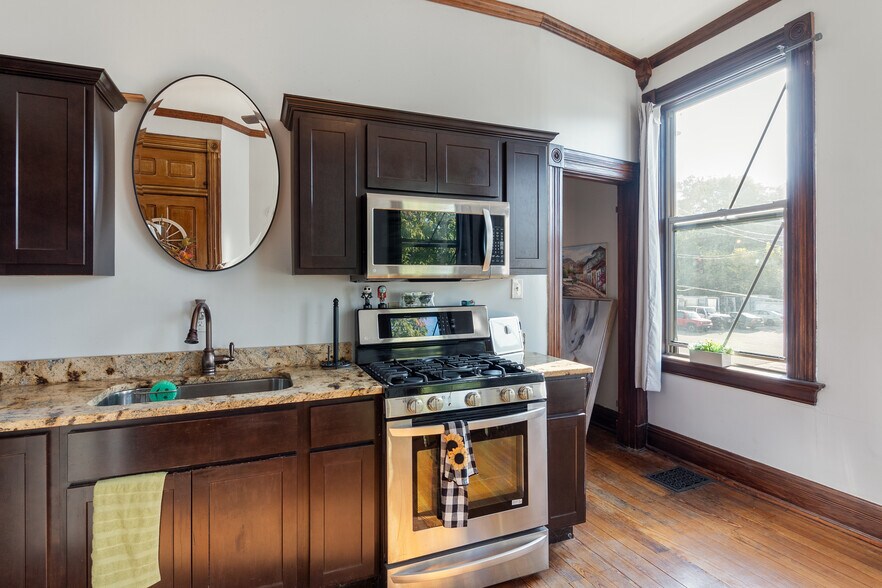 More Photos Of 411 E 10th St, Newport Storefront Retail Residential For Sale