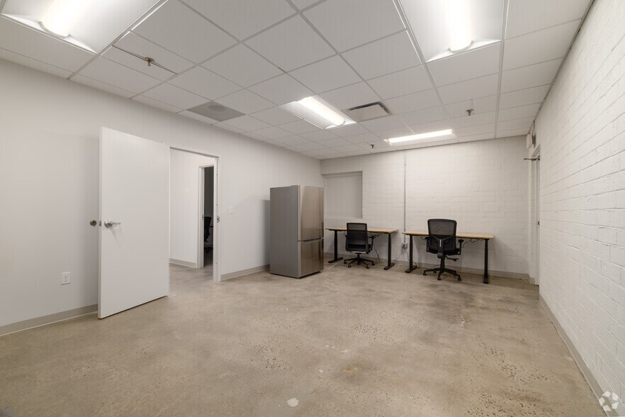 More Photos Of 900 Pressley Rd, Charlotte Warehouse For Lease