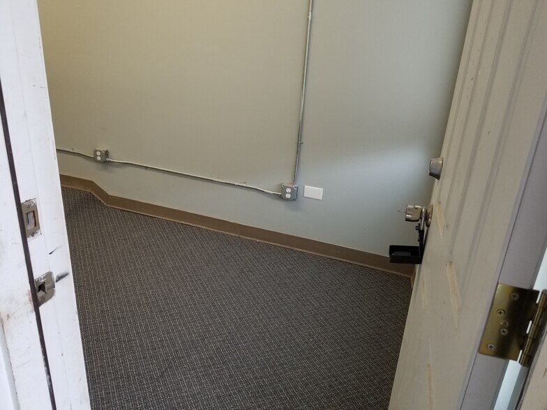 More Photos Of 22 Van Buren Ave, Floral Park Warehouse For Lease