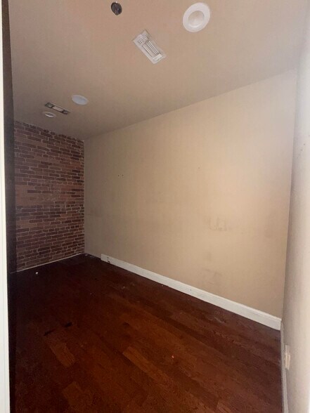 More Photos Of 100-110 W 2nd Ave, Rome Hotel For Lease