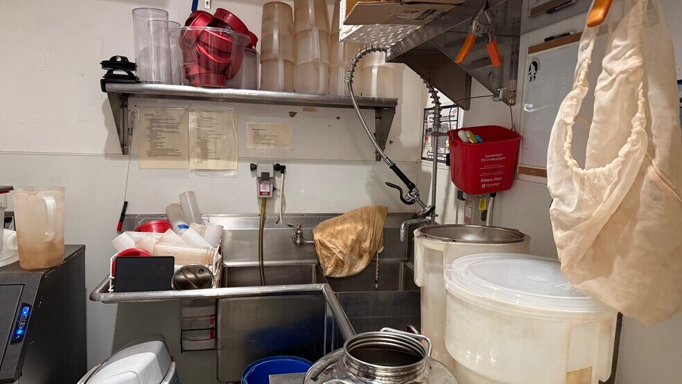 More Photos Of 7016-7024 Melrose Ave, Los Angeles Office For Sale