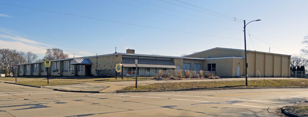 Primary Photo Of 670 Main Ave, De Pere Schools For Sale