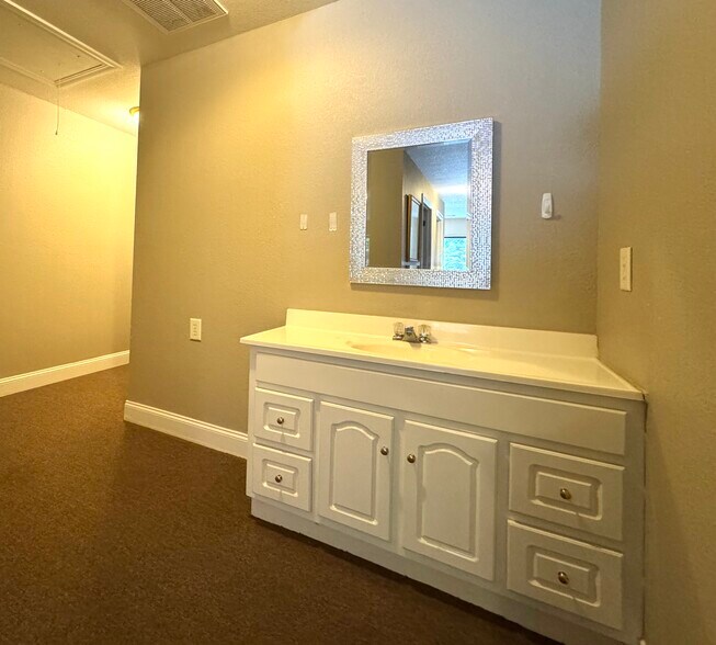 More Photos Of 144 Commerce Pky, Cornelia Flex For Sale