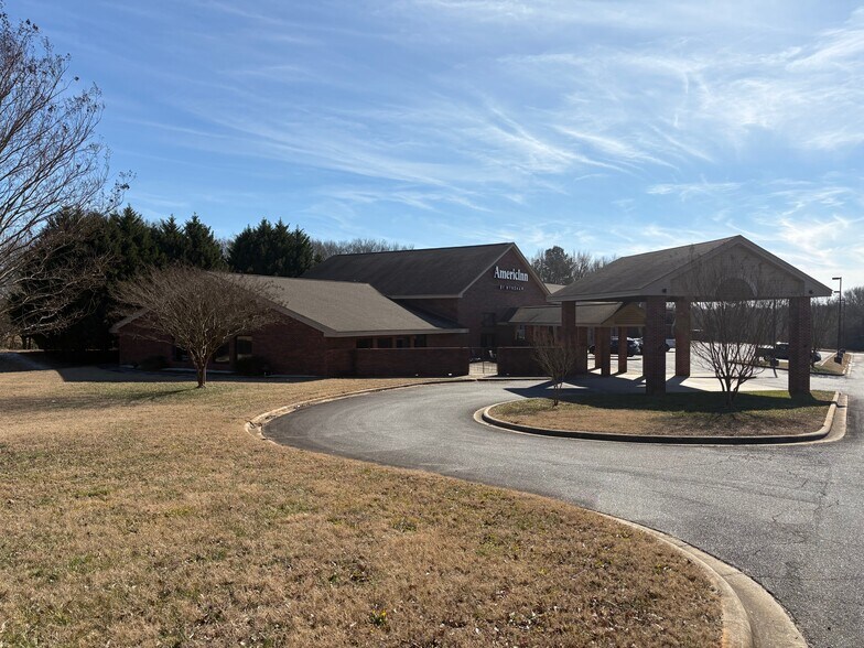 More Photos Of 428 E College Ave, Shelby Hotel For Sale