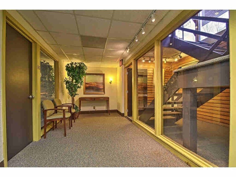 More Photos Of 529 Greene Ave, Green Bay Office For Lease