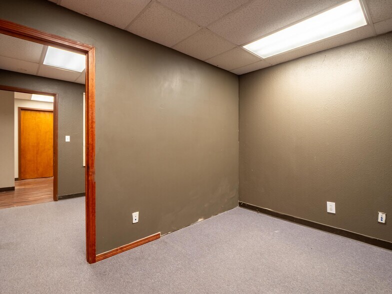 More Photos Of 122 E Carl Albert Pky, Mcalester Office For Sale