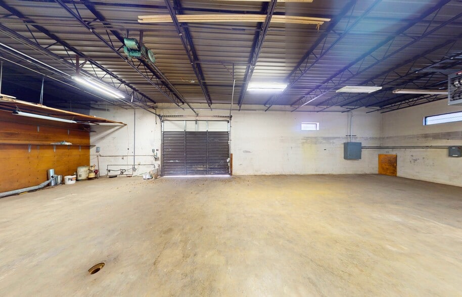 More Photos Of 202 2nd St NE, Roanoke Light Manufacturing For Lease