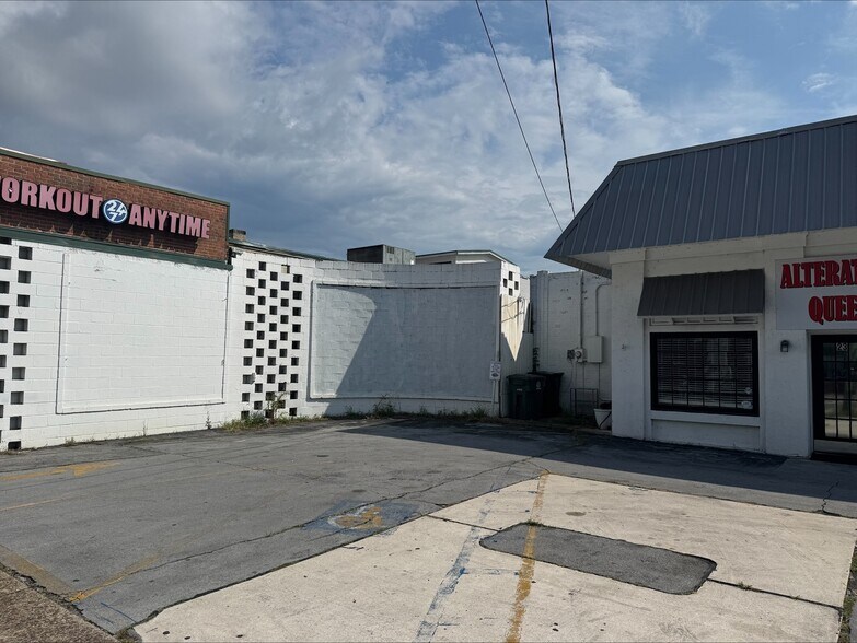 More Photos Of 23 Cherokee Blvd, Chattanooga Parking Lot For Lease
