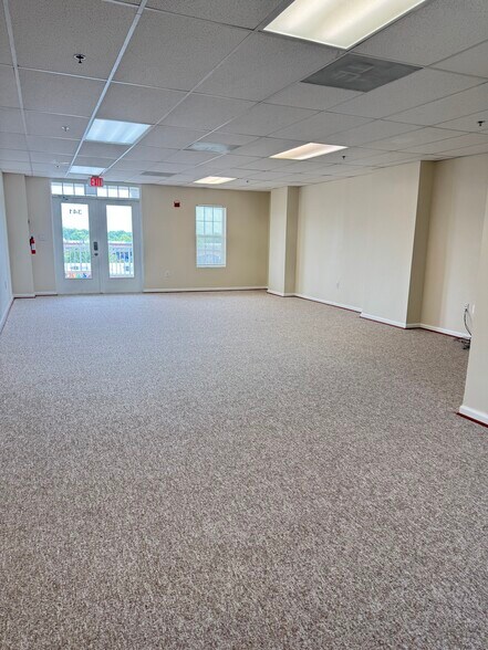 More Photos Of 13885 Hedgewood Dr, Woodbridge Office Residential For Sale