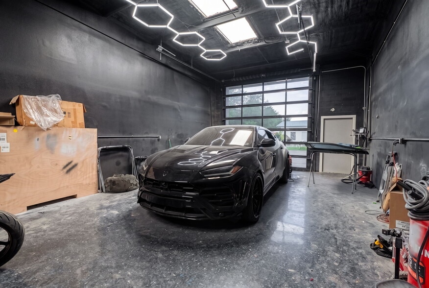 More Photos Of 501 Interstate Ct, Sarasota Warehouse For Sale