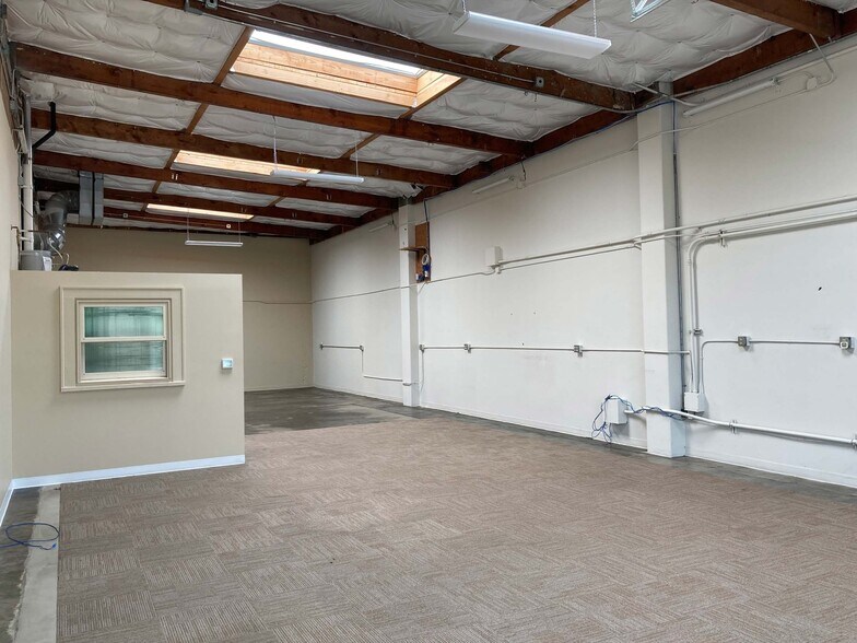 More Photos Of 2421-2455 SE 11th Ave, Portland Flex For Sale