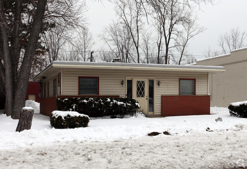 Primary Photo Of 8604 Macomb St, Grosse Ile Office For Sale