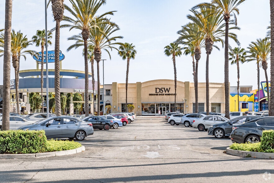 More Photos Of 8300 La Palma Ave, Buena Park General Retail For Lease