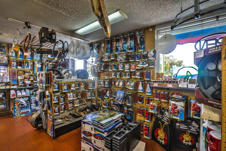 More Photos Of 2112 NW 36th St, Miami Auto Repair For Sale
