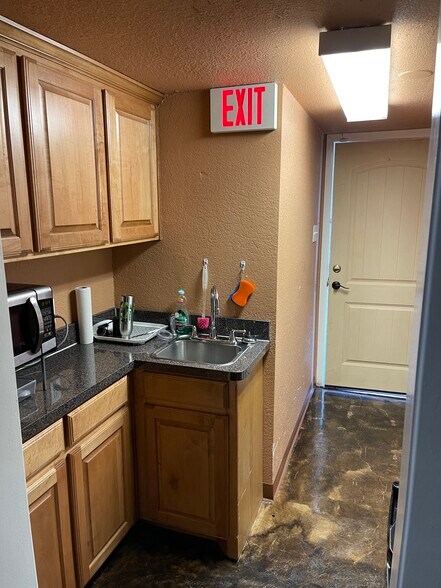 More Photos Of 6138 Walraven Cir, Fort Worth Medical For Lease