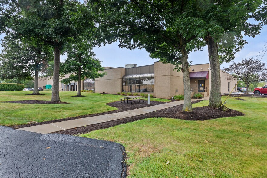 More Photos Of 161 Thorn Hill Rd, Warrendale Light Manufacturing For Lease