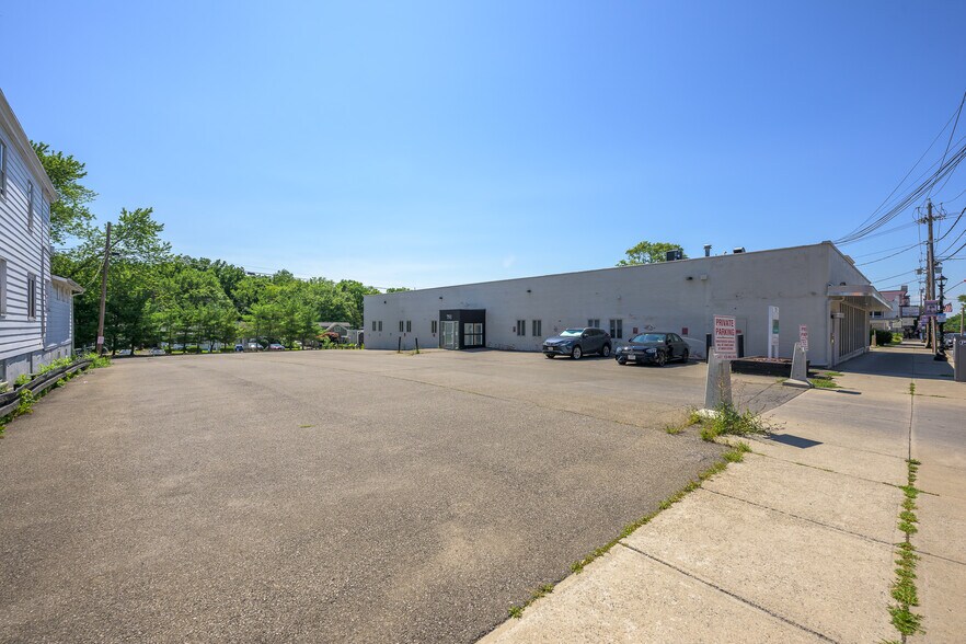 More Photos Of 749 Warren St, Hudson Flex For Sale