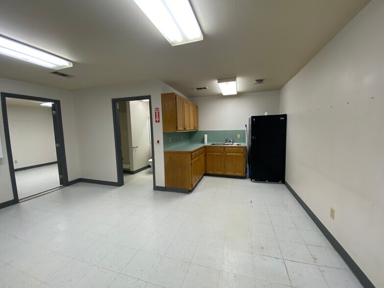 More Photos Of 4770 Washington Blvd, Beaumont Light Distribution For Lease