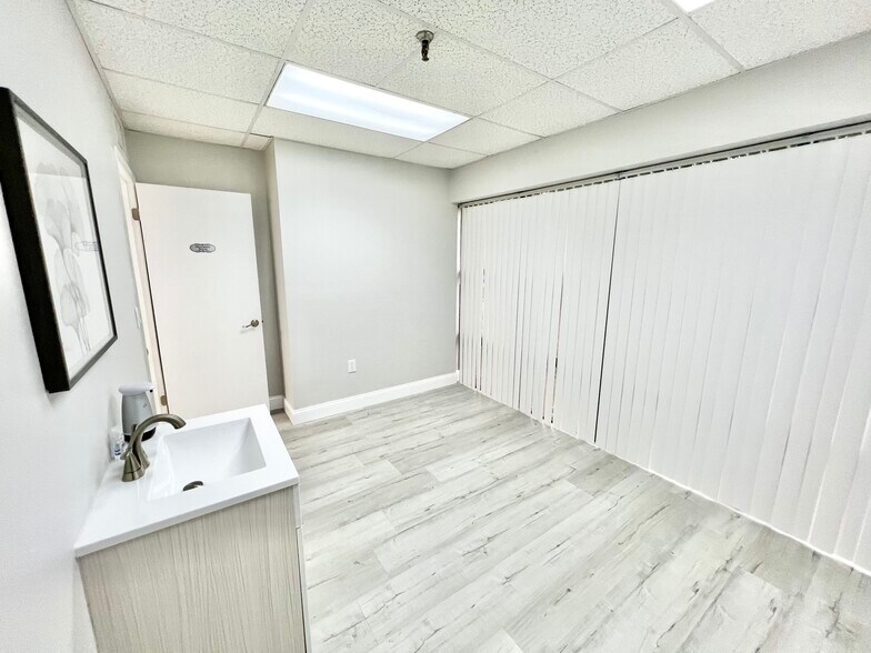 More Photos Of 2650 Bahia Vista St, Sarasota Medical For Sale