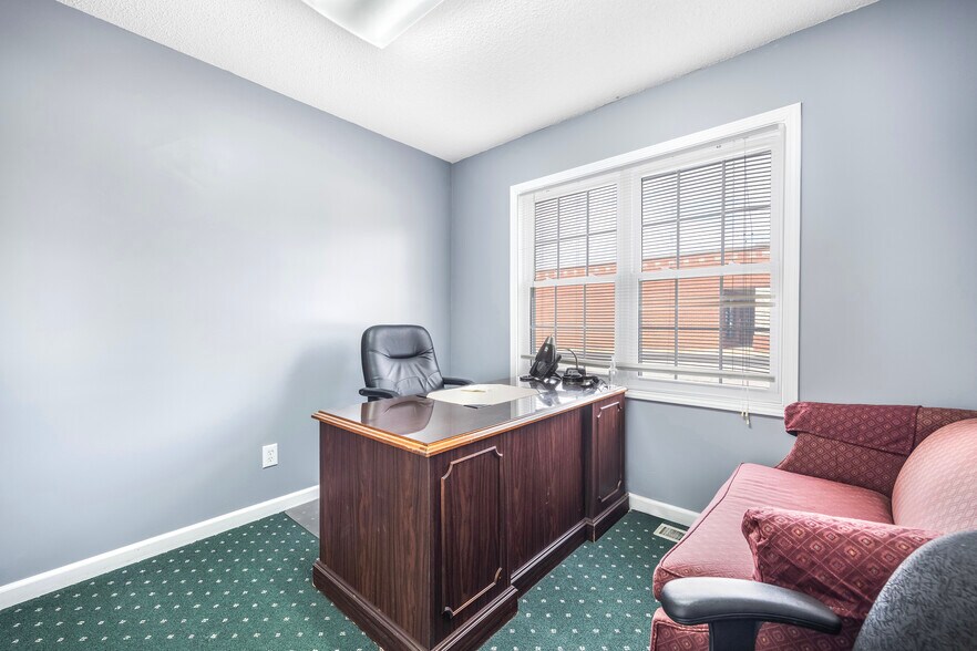 More Photos Of 13325 Jones St, Lavonia Office For Sale