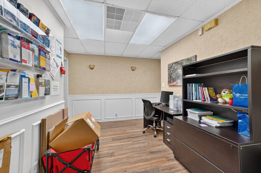 More Photos Of 108-110 W Grove St, Kaufman Office For Lease