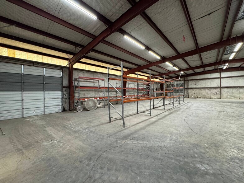 More Photos Of 4320 S Interstate 35, New Braunfels Showroom For Lease