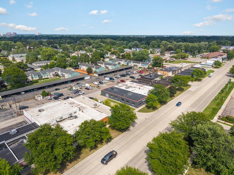 More Photos Of 1006 W 14 Mile Rd, Clawson Storefront For Lease