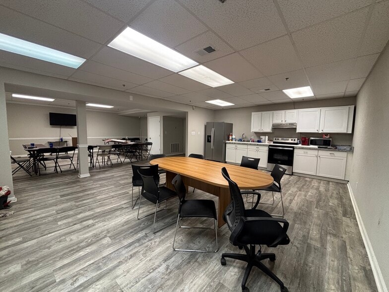 More Photos Of 130 Elk St, Lexington Manufacturing For Lease
