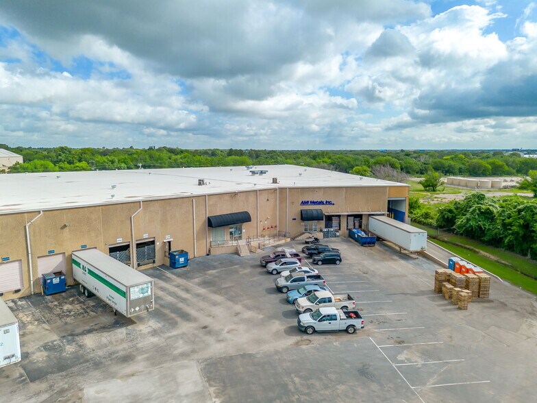 More Photos Of 580-586 N Beach St, Fort Worth Distribution For Lease