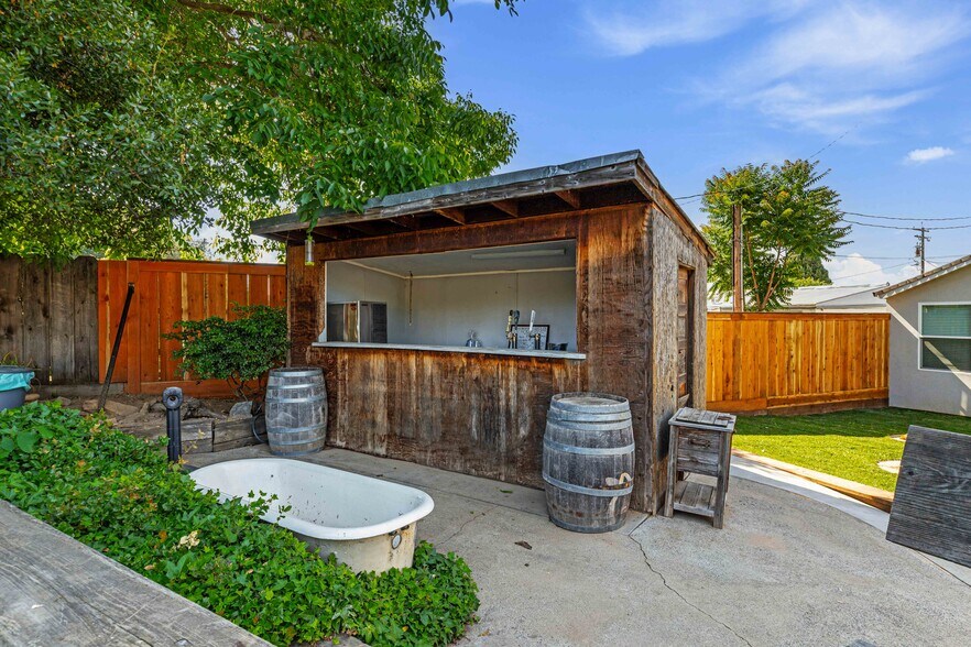 More Photos Of 30048 Yosemite Blvd, La Grange Bar For Sale