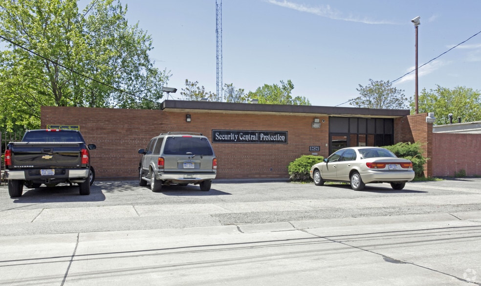More Photos Of 12821 Capital St, Oak Park Warehouse For Sale