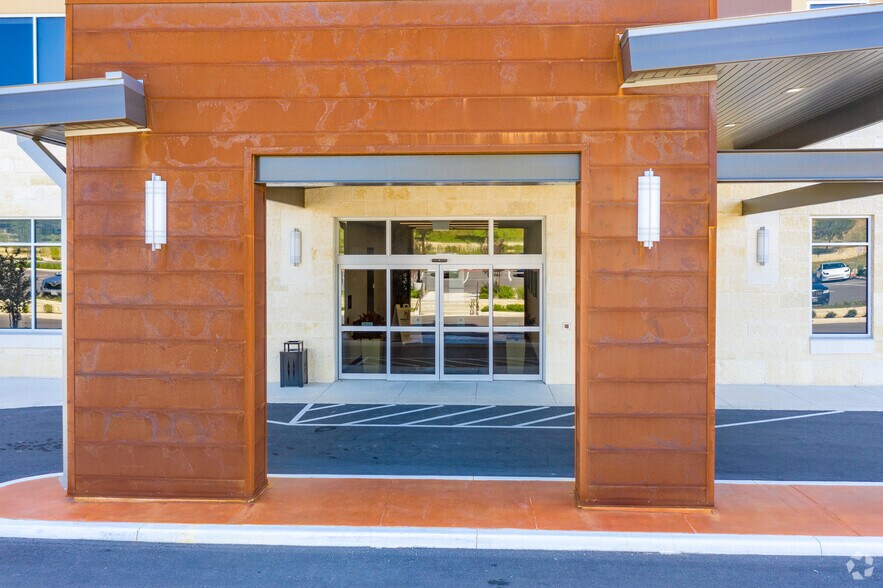 More Photos Of 524 Singing Oaks, Spring Branch Medical For Lease